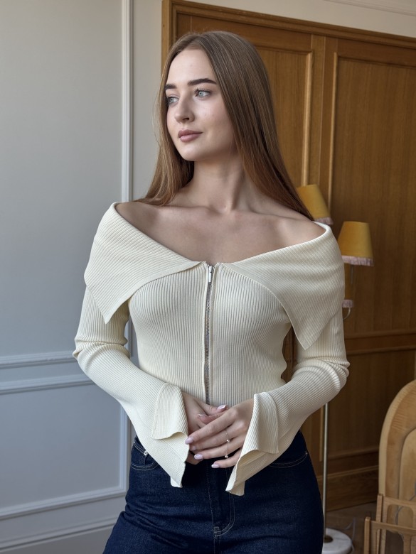 Кофтинка на замку молочна